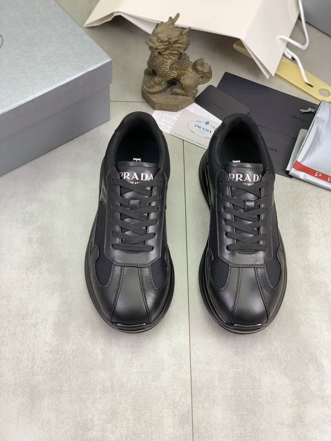 Men's Men's Shoes 💰P600 💰【New Style】 The latest model of high-quality PRADA classic men's shoes has been launched on the official website at a 1:1 replica, synchronized in Hong Kong and on the same catwalk; all made of calfskin➕imported cowhide lining, 🍡🍡original rubber outsole, non-slip and wear-resistant; comfortable on the feet, attractive style, fine workmanship, and simple and neat shoe lasts, highlighting a man's courage and toughness, 👍size 38 to 44 (45 can be customized) black White color🉑️choose